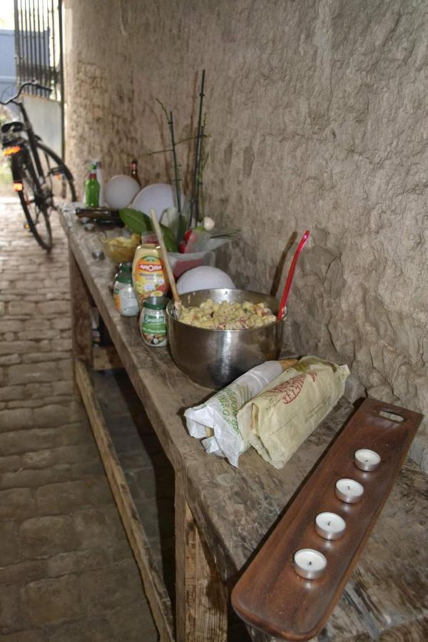 Chef-Boutonne Grande Chambre D'Hote Pour 4 A 5 Personnes Bed & Breakfast エクステリア 写真