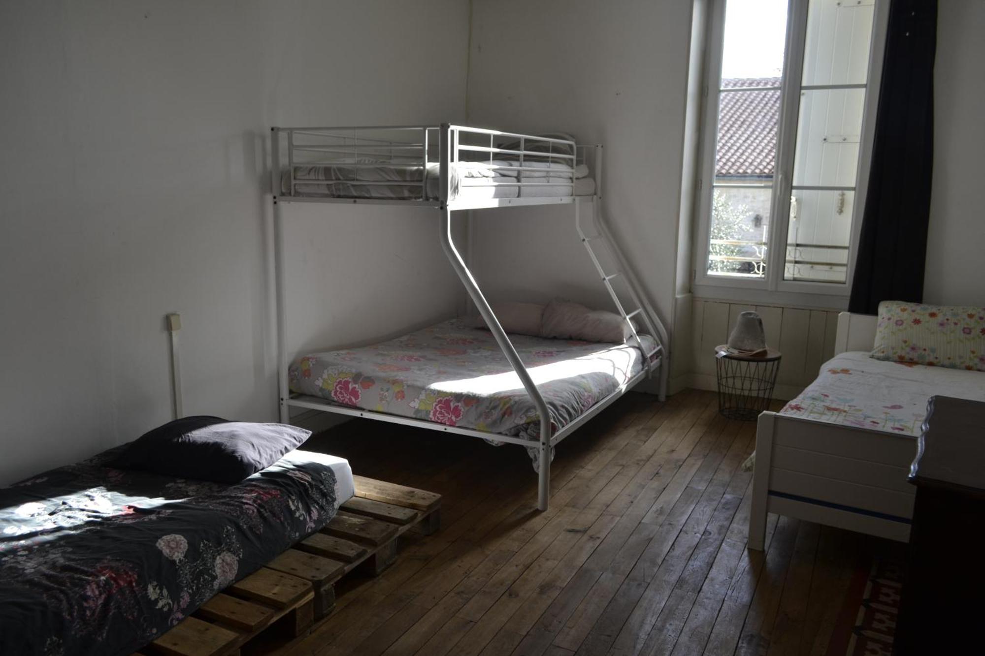 Chef-Boutonne Grande Chambre D'Hote Pour 4 A 5 Personnes Bed & Breakfast エクステリア 写真