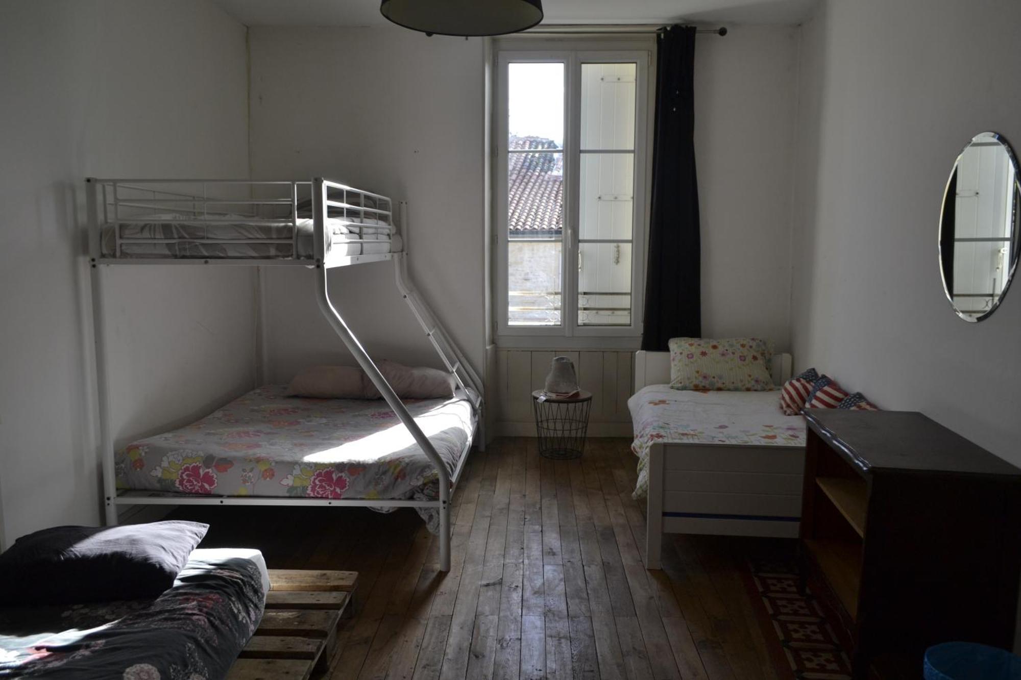 Chef-Boutonne Grande Chambre D'Hote Pour 4 A 5 Personnes Bed & Breakfast エクステリア 写真
